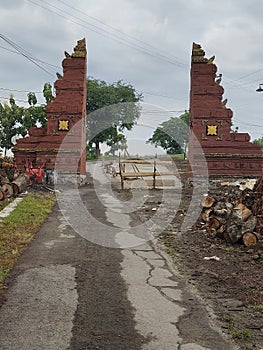 construction of a rural gate monument in the interior