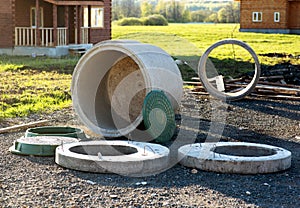 construction of the sewage system in the cottage of concrete rings for septic tanks