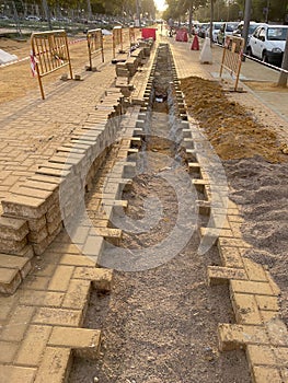 Costruzione pagine durante installazione da elettrico tubi. metropolitana civile infrastruttura tubatura 