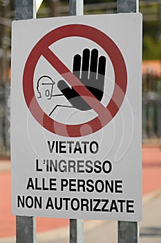 Construction site sign with the text in Italian meaning Entry to unauthorized persons prohibited for personal safety