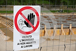 Construction site sign with the writing in Italian which means Entry to non-workers prohibited for the safety of persons