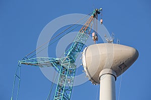 Construction site wind turbine with hoisting of rotor house