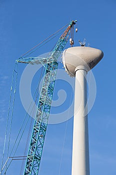 Construction site wind turbine with hoisting of rotor house