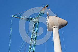 Construction site wind turbine with hoisting of rotor house