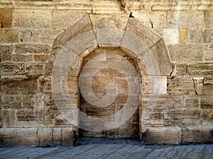 Construction of a stone arch with trapezoidal voussoirs.