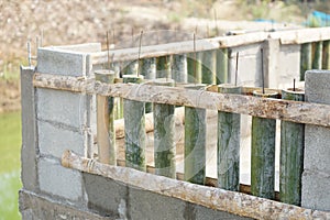 Construction structure for building, use bamboo and wood to be molds for pouring cement