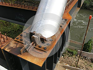 Construction of a superior steel arch bridge