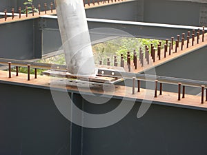 Construction of a superior steel arch bridge