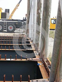 Construction of a superior steel arch bridge