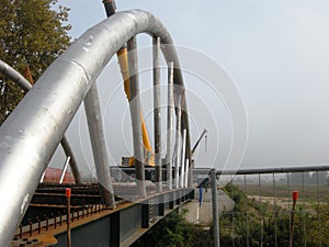 Construction of a superior steel arch bridge