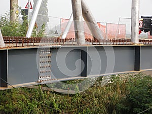 Construction of a superior steel arch bridge