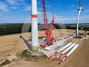 Construction of a wind turbine from the air