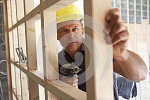 Costruzione lavoratore l'edificio legna telaio 