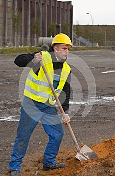 Costruzione lavoratore scavando paesi 