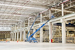 Construction worker is lifted by a boom lift