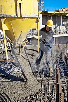 Konstruktion arbeiter gießen beton 