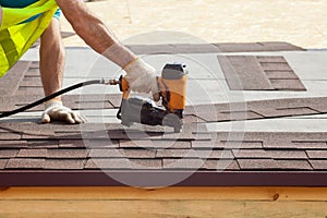 Konštrukcie pracovník uvedenie asfalt zastrešenie pásový opar klinec pištole na nový rámik dom 