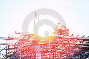 Construcción obrero durante amplificación vara varillas sobre el el edificio paginas 