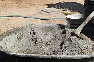 Construction worker : Using a shovel to mix cement in a pickup truck for construction
