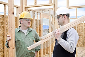 Construcción trabajadores sobre el trabajar el edificio 
