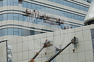 Construction workers in mobile hydraulic construction platform