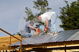 Construcción trabajadores sobre el techo 