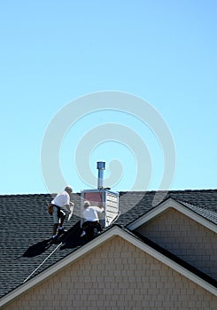 Konstrukce pracovníci na střecha 