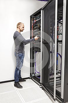 IT consultant build network rack in datacenter