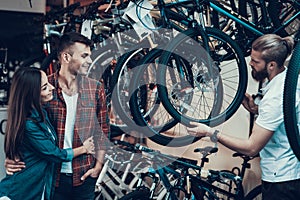 Consultant Helps Young Couple in Bike Choosing