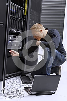 IT Consultant Maintain Servers in Datacenter