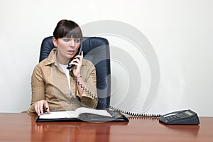 consultant is making an appointment by phone