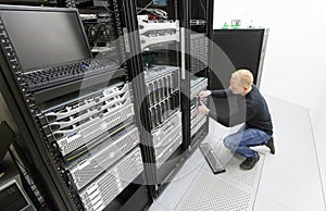 It consultant replace harddrive in datacenter
