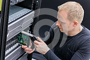 IT Consultant replace SAN hard drive