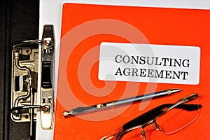 The consultation agreement is concluded in writing, drawing up a document signed by the parties. Qualified to provide consulting