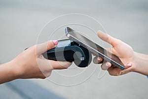 Contactless payment processing at a retail store using a terminal and smartphone