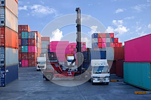 Container handlers Load the container into the truck