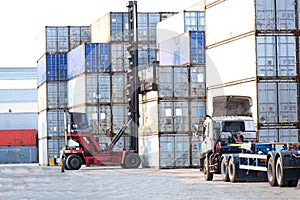 Container handlers and trucks work simultaneously. In the transportation of goods