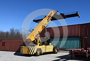 Container handling vehicle