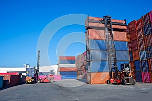 Container truck, container truck, container yard
