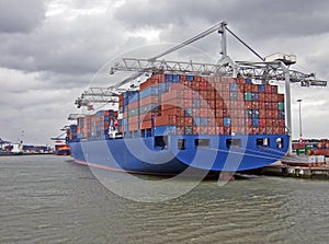 Containership unloading