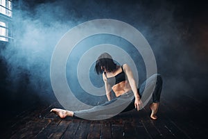 Contemp dancing female performer in dance class