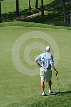 Contemplativo jugador de golf 