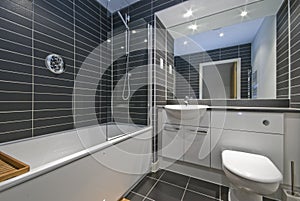 Moderno il bagno nero piastrelle 