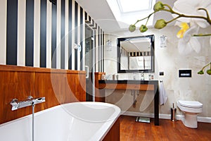 Contemporary Bathroom With Wooden Floor And Striped Wallpaper 