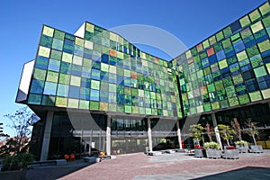 L'edificio verde la piazza cittadina mosaico sul al di fuori bicchiere parete sul università da 