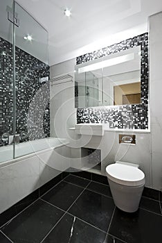 Contemporary en-suite bathroom in black and white