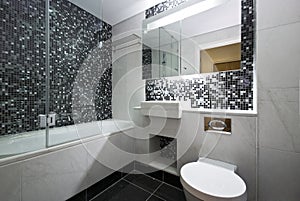 Contemporary en-suite bathroom in black and white