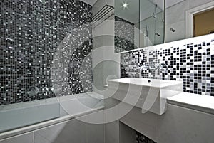 Contemporary en-suite bathroom in black and white