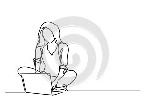 Continuo línea dibujo mujer computadora portátil 