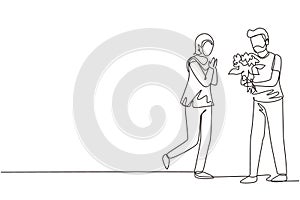 Continuous one line drawing Arabian man making proposal marriage to woman with bouquet. Boy surprises his girl and giving flowers